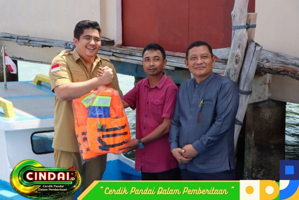 Pemkab Bintan Serahkan 11 Unit Kapal Perikanan untuk Nelayan Kecil
