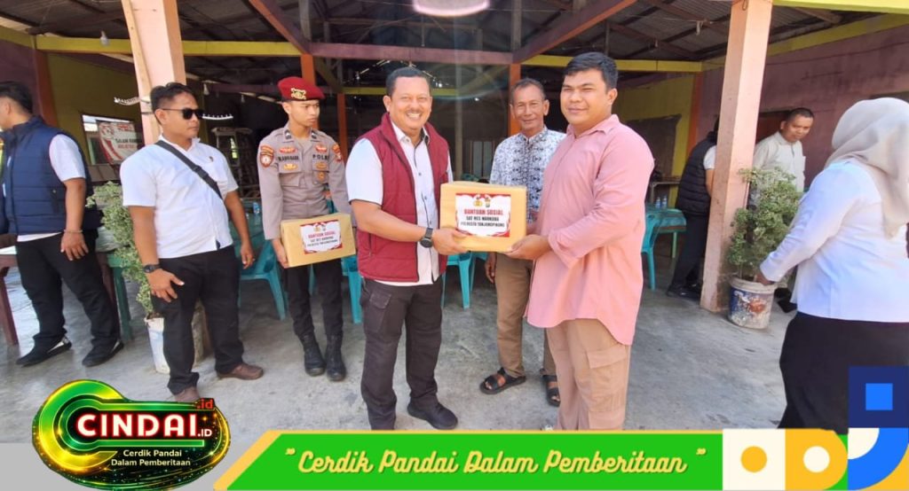 Sambut HUT Ke-81 RI, Satresnarkoba Polresta Tanjungpinang Bagikan Bansos dan Bendera Merah Putih di Kampung Bugis