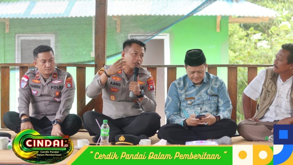 Ngobrol Santai Sambil Jaga Kamtibmas, Kapolsek Bintan Timur Sambangi Desa Air Glubi