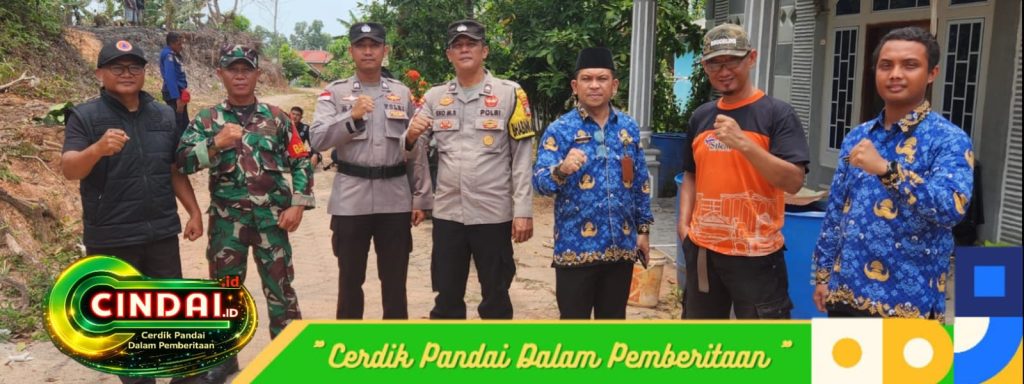 Polsek Tanjungpinang Timur Bersama Damkar Tangani Kebakaran Lahan Kosong